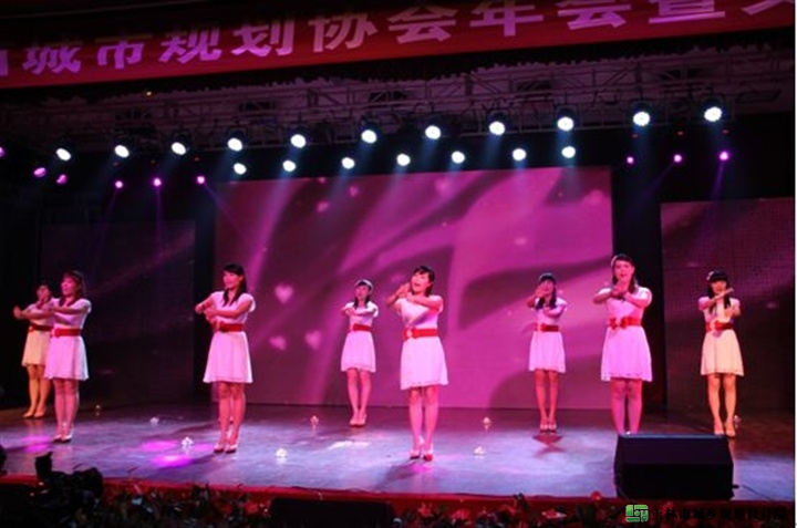 图:我院选送的手语舞蹈《相信爱》演出场景