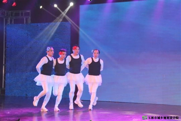 图:我院选送的滑稽舞蹈——《四小天鹅》演出场景