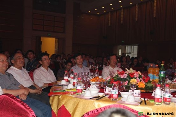 图:建设厅主要领导在观看文艺汇演